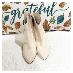 Vince Camuto Elegant Cream Ankle Boots size 9.5